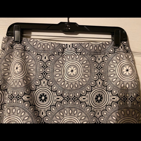The Limited printed B&W with tan skirt size 6 NWT - Picture 2 of 7